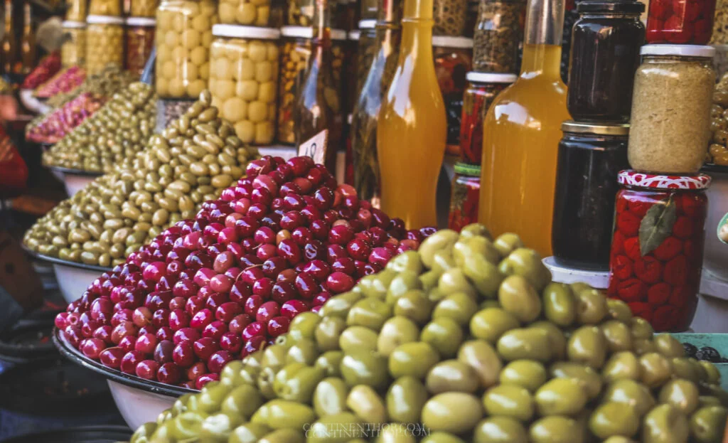 Aceitunas de mesa y productos en tarros en un puesto de Marrakech.