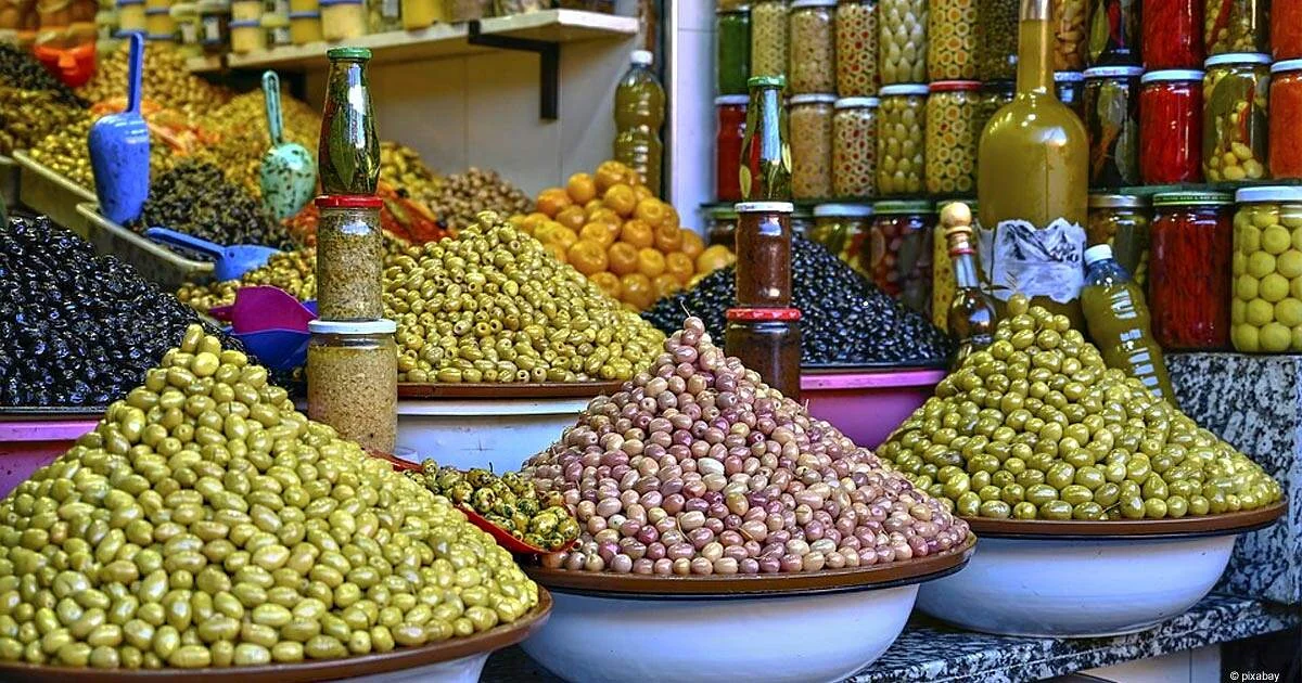 Aceitunas verdes, moradas y negras en un puesto de un mercado marroquí.